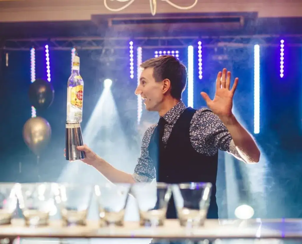 Barman na weselu przygotowujący drinki