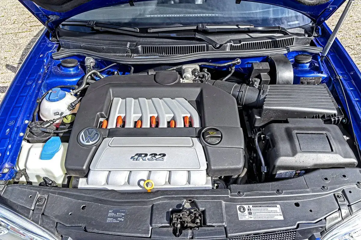 Silnik VR6 3.2l z Golfa R32 w niebieskim kolorze. Widoczne elementy układu dolotowego i chłodzenia.