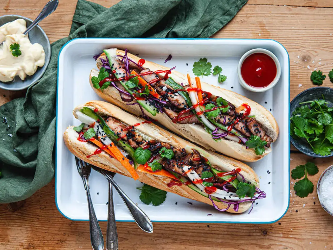 Två läckra banh mi med grillat kött, krispiga grönsaker och koriander. Serveras med chilidressing och majonnäs.