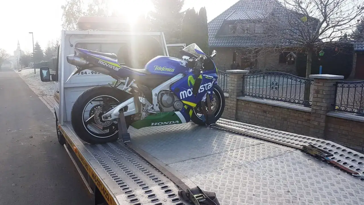 Niebieski motocykl na lawecie. Jazda bez przeglądu grozi odholowaniem i mandatem.