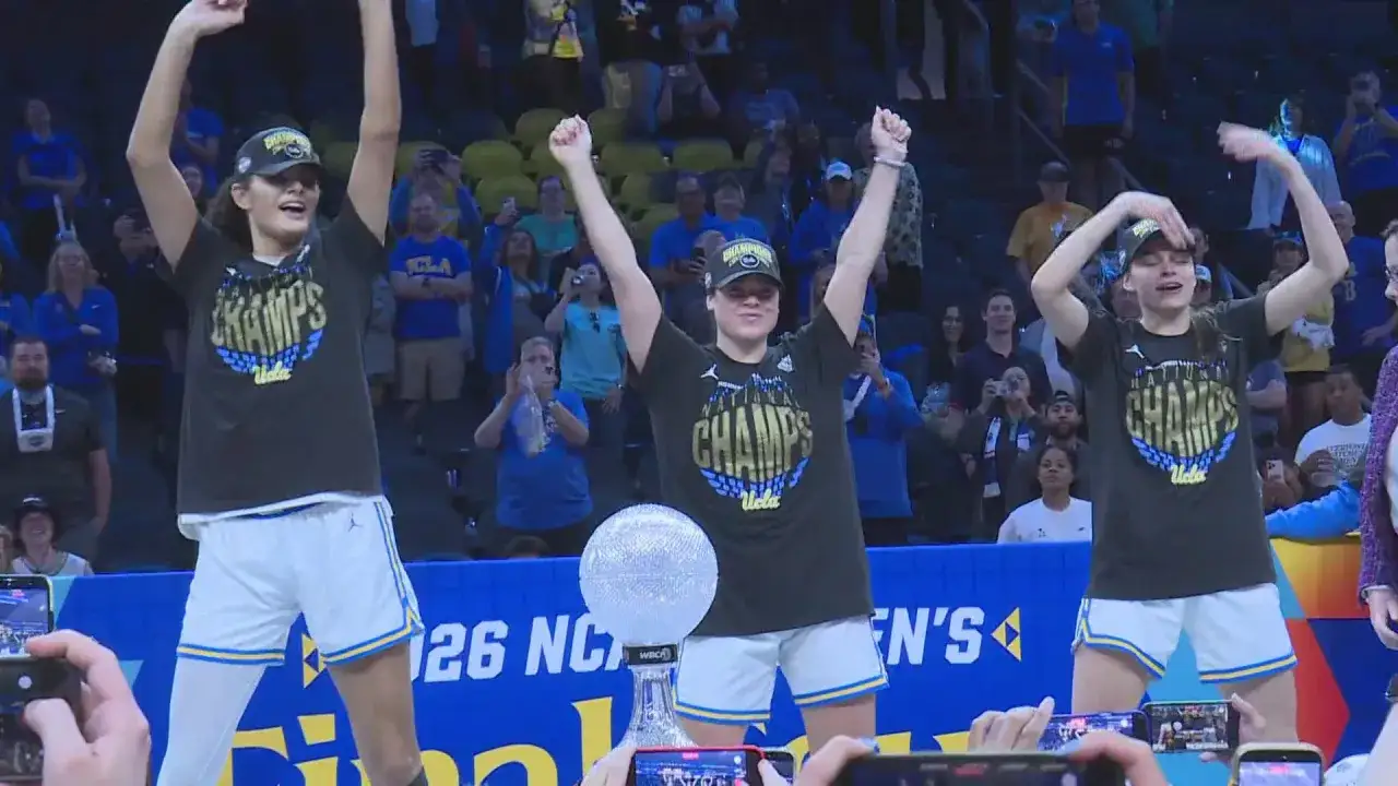 Trzy zawodniczki UCLA świętują awans do **final four**, wznosząc ręce w geście triumfu. Mają na sobie koszulki 