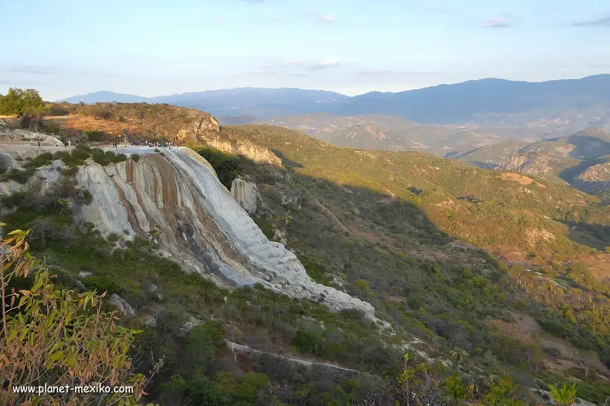 Hierve el agua: Kalksteinterrassen in Mexiko, wo mineralreiches Wasser &uuml;ber Felsen flie&szlig;t und eine versteinerte Wasserfalllandschaft bildet.