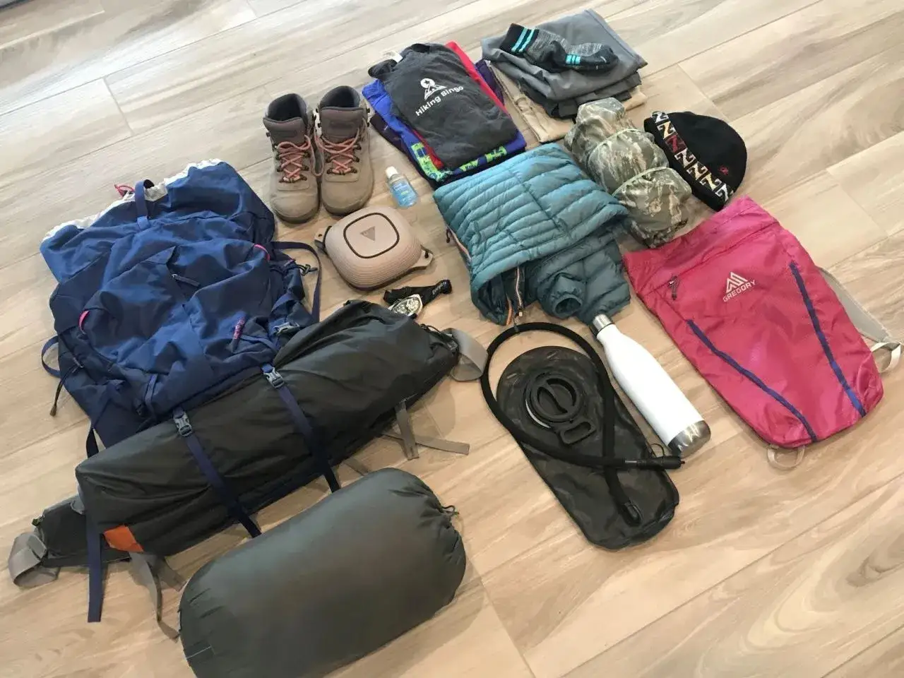 Tutto l'essenziale per capire cosa mettere nello zaino da trekking: scarponi, abbigliamento, tenda, sacco a pelo, borraccia e zaini.