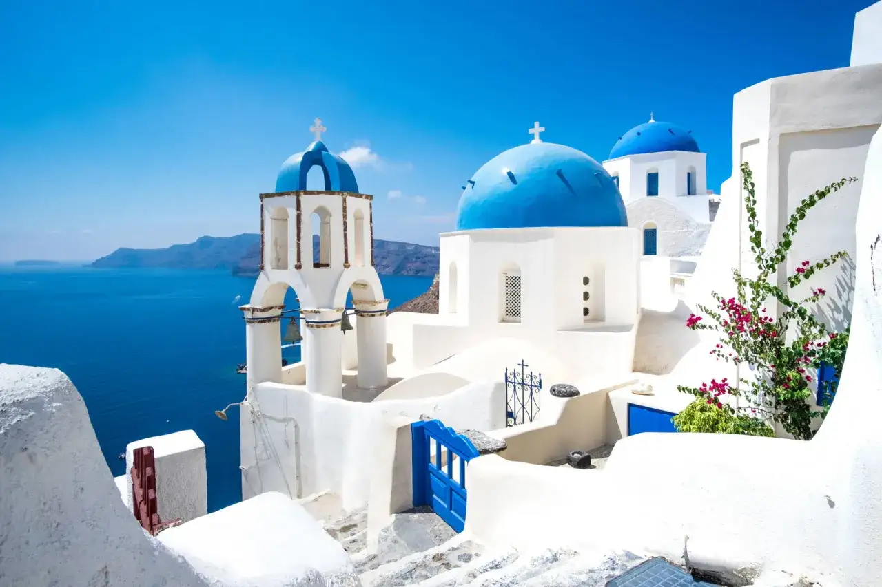 Majowa pogoda na Santorini zachwyca. Białe domy z niebieskimi kopułami kościołów lśnią w słońcu, a morze kusi głębokim błękitem.