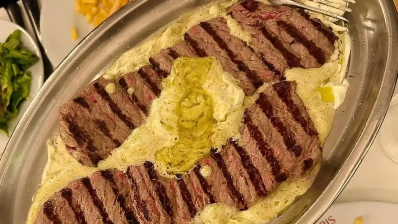 Filetes a la parrilla bañados en una cremosa salsa café París, un clásico parisino.