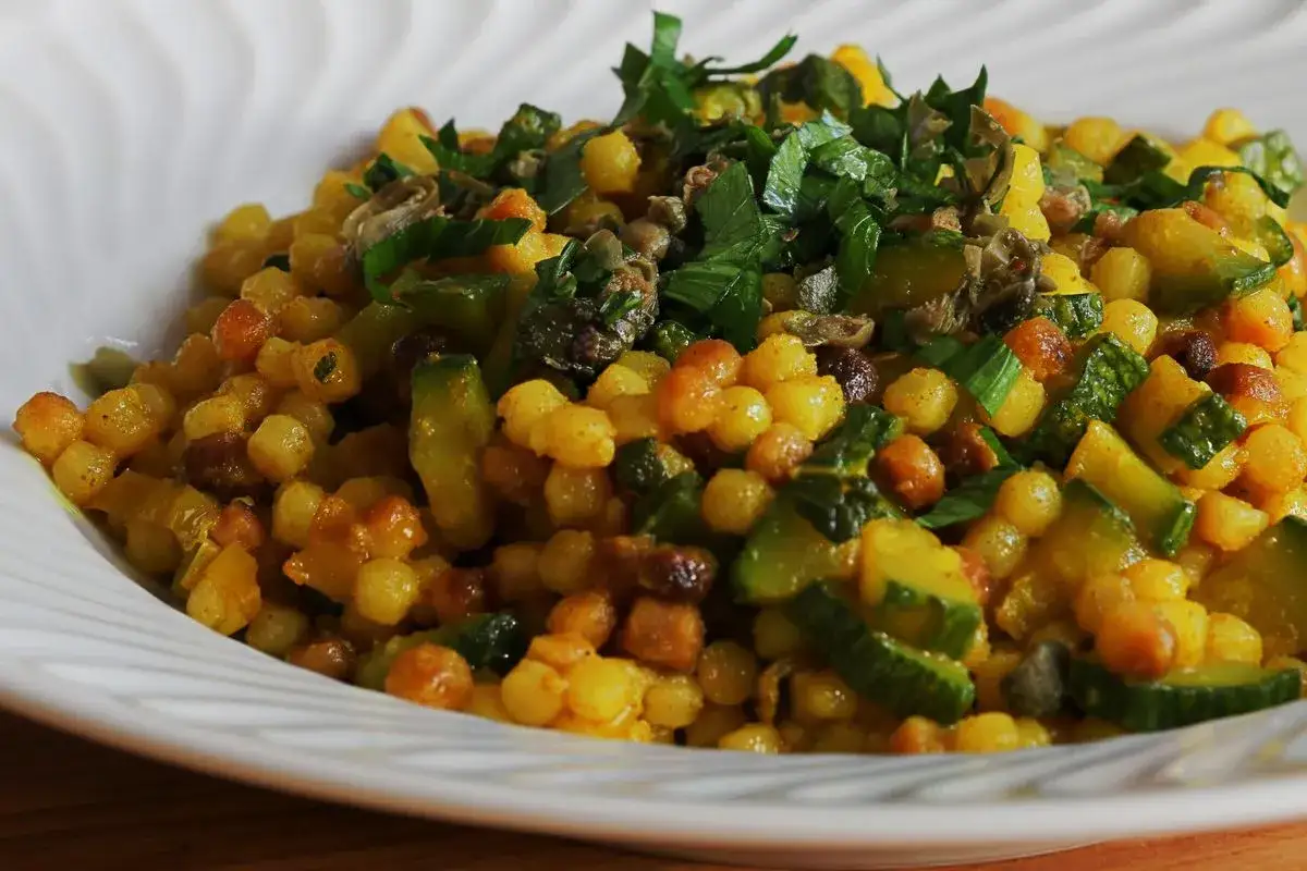 Fregola saporita con zucchine e capperi, un'idea per fregola ricette semplici e gustose.