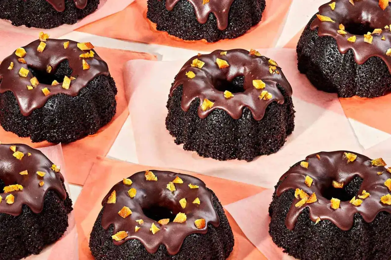 Kleine Schokoladenkuchen mit Schokoladenglasur und kandierten Orangenschalen. Perfekt für veganes Backen!