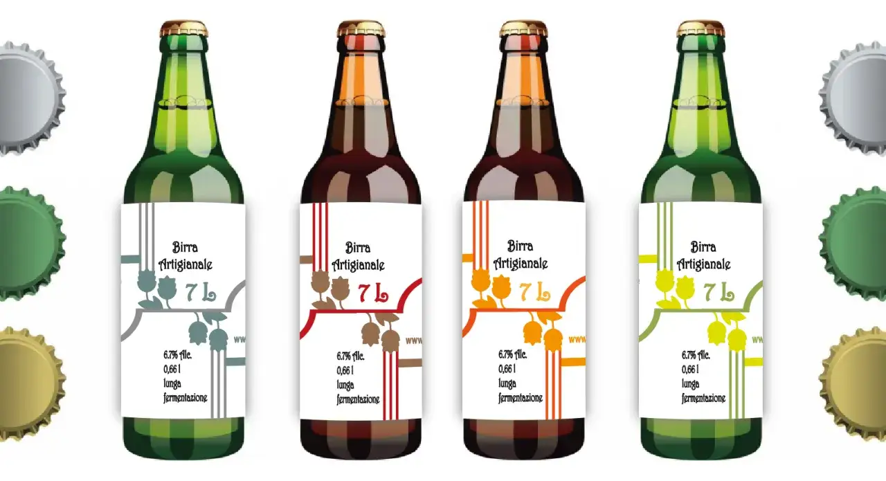 Quattro bottiglie di birra artigianale, una verde, due ambrate e una gialla. La birra contiene solfiti, indicato sull'etichetta.