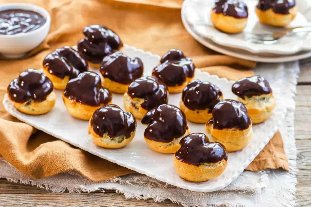 Bign&egrave; al cioccolato ricetta: dolcetti soffici e golosi, perfetti per ogni occasione.