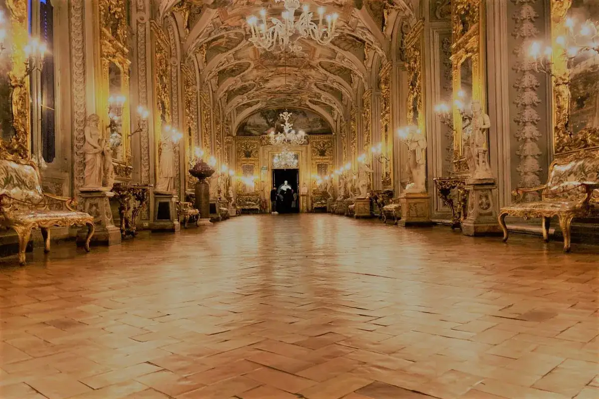 Un corridoio dorato e sontuoso, con statue e lampadari, un vero tesoro tra gli imperdibili di Roma.