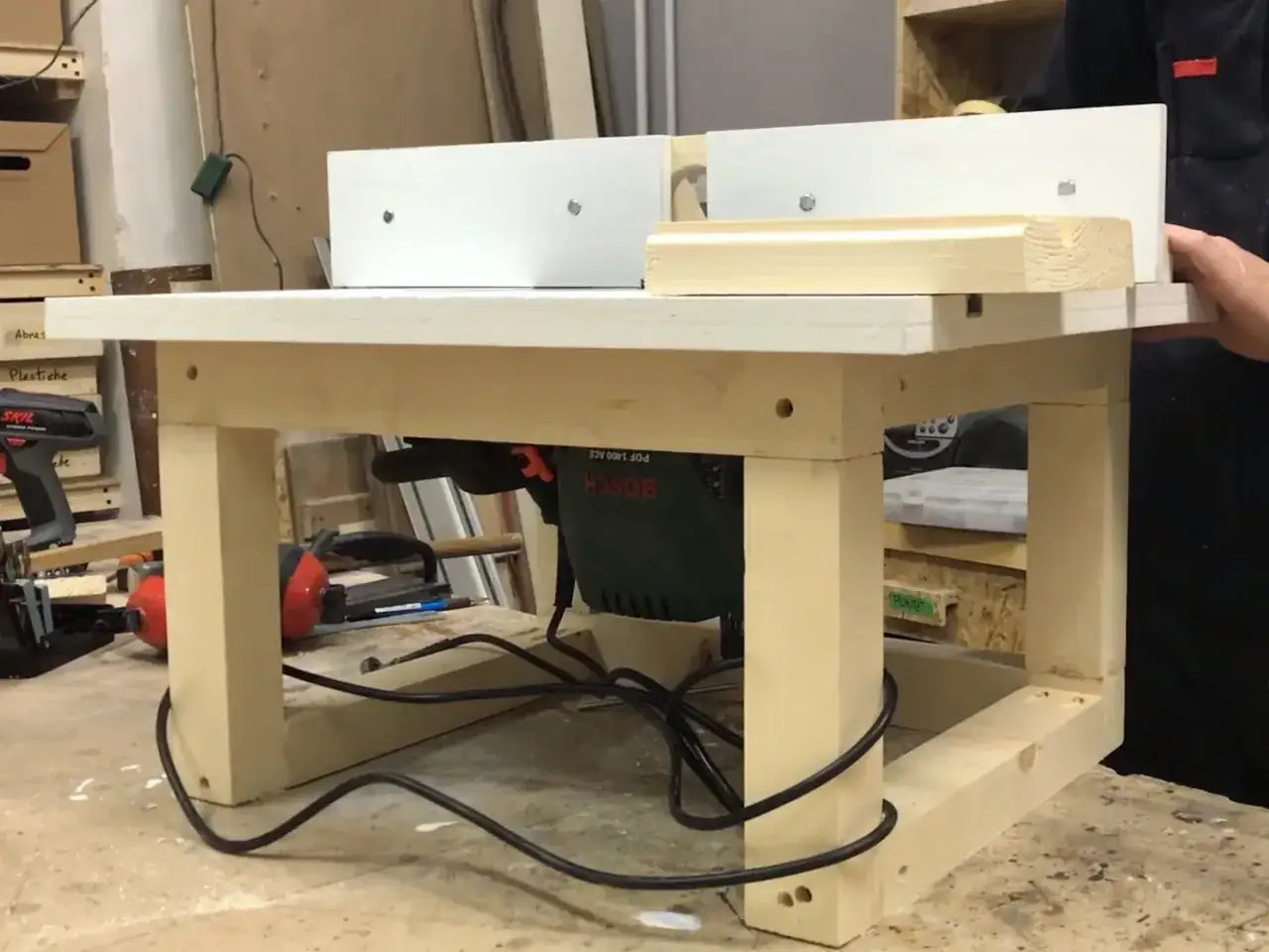 Fresatrice da banco fai-da-te per creare profili e bordi su legno. Utile per lavori di falegnameria precisi.