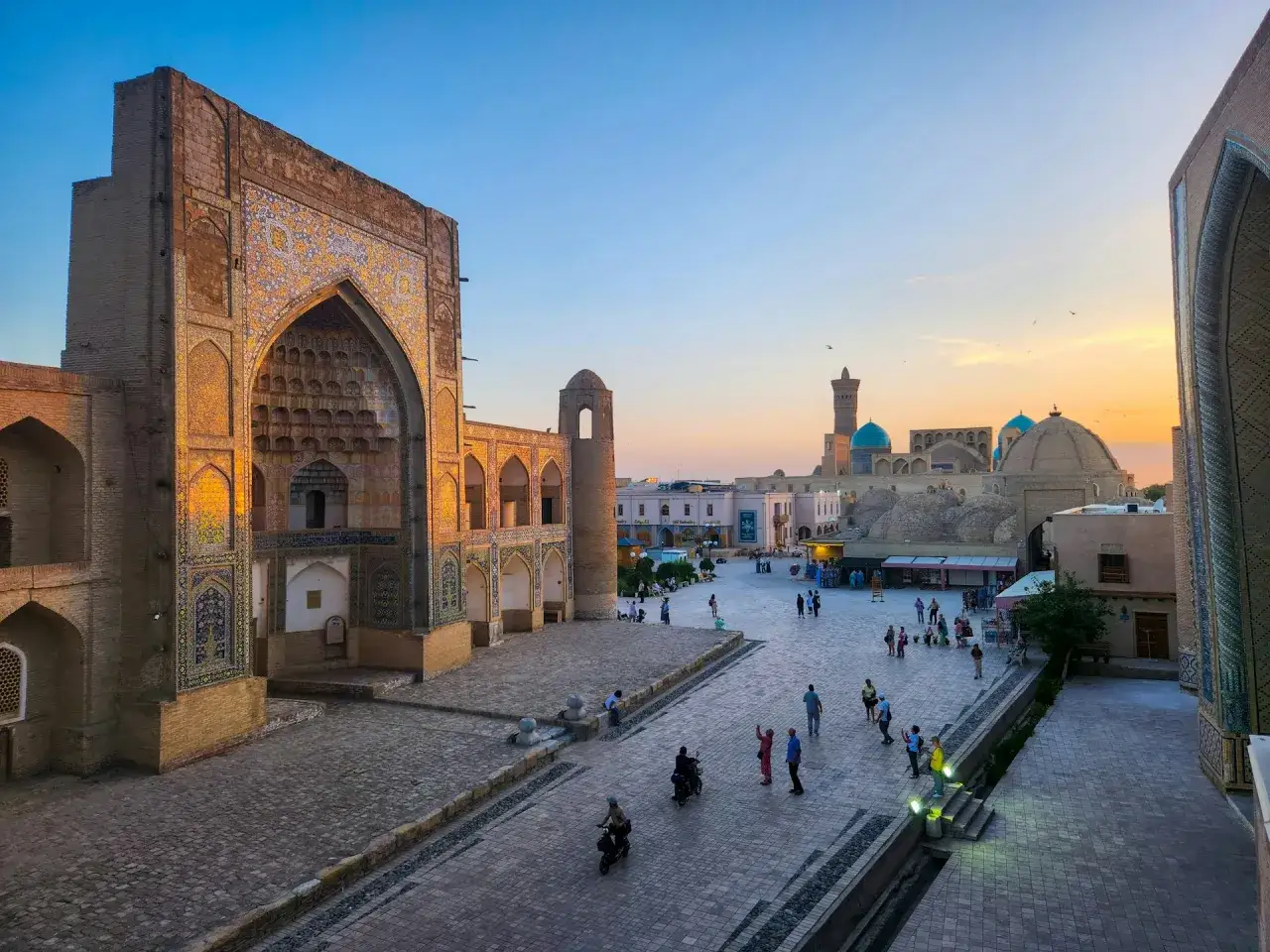 Zach&oacute;d słońca nad placem w Bucharze, Uzbekistan. Warto zobaczyć te zabytkowe budowle i poczuć atmosferę jedwabnego szlaku.