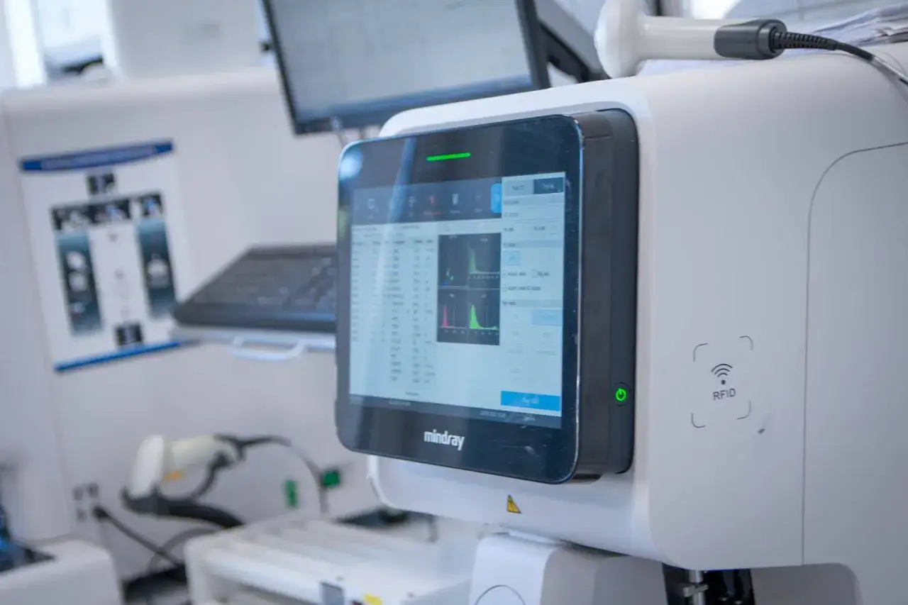 laboratorium nocą pilne badania medyczne