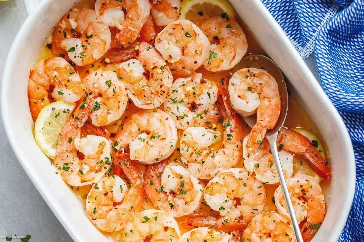 Saftige, gebackene Garnelen in einer köstlichen Knoblauch-Zitronen-Sauce, bestreut mit frischer Petersilie und Chiliflocken. Ein Genuss!