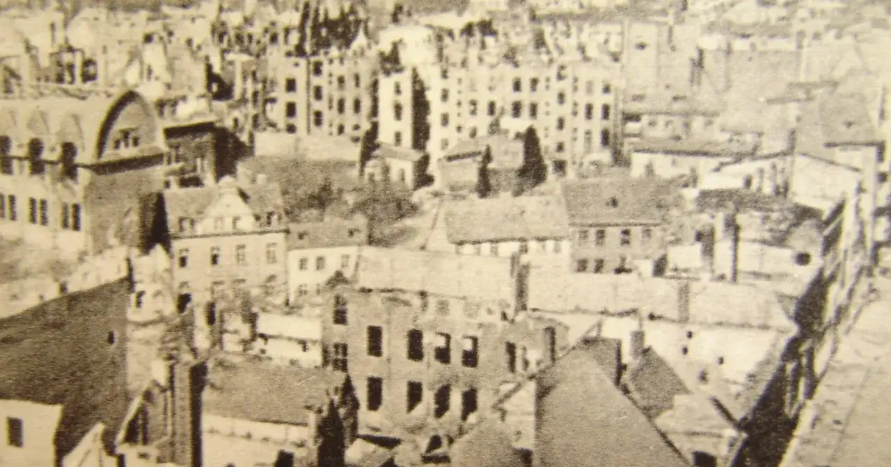 Zniszczone budynki w Kołobrzegu po wojnie. Widok na ruiny miasta, gdzie kiedyś stał bastion.