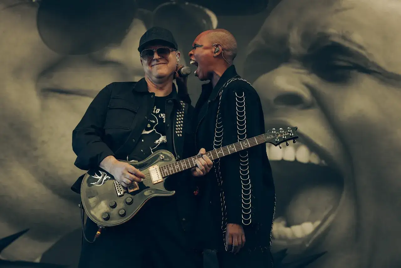 Skunk Anansie en sc&egrave;ne : la chanteuse aux cris puissants et le guitariste concentr&eacute;.