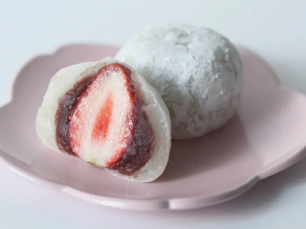 Pyszne mochi z truskawką i pastą anko. Idealny przepis na domowe mochi, które zachwyci każdego.