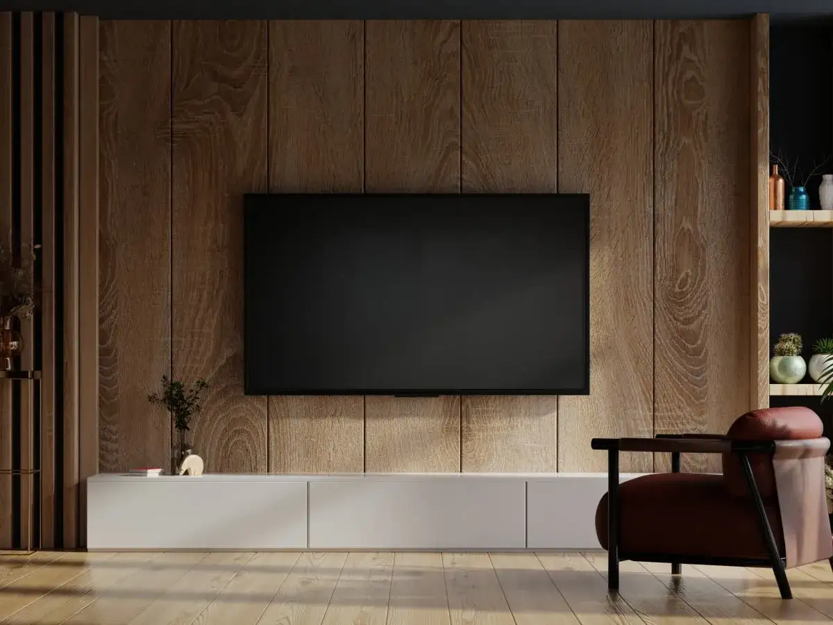 Nowoczesna ściana tv z drewnianą okładziną, minimalistyczną szafką i wygodnym fotelem.
