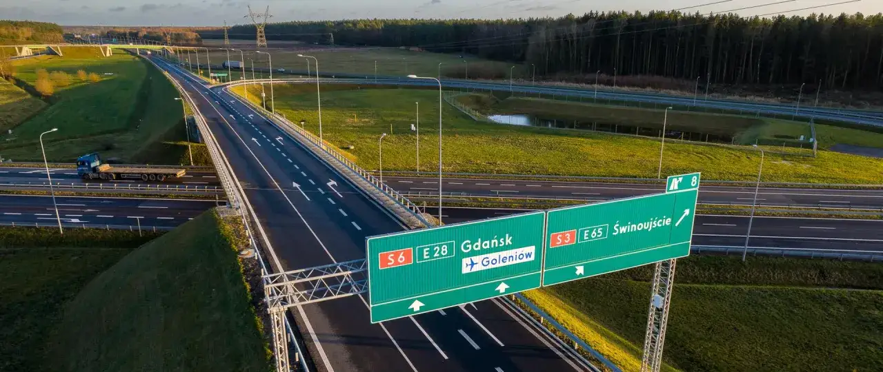 Droga ekspresowa S6 i S3, z tablicami kierunkowymi do Gdańska, Świnoujścia. Różnica między autostradą a drogą ekspresową jest widoczna w organizacji ruchu.