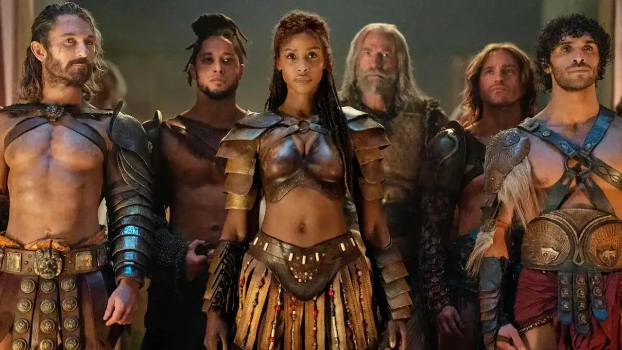 Die Besetzung von Spartacus: House of Ashur zeigt eine Gruppe von Kriegern in Rüstungen, angeführt von einer Frau in einem ledernen Brustpanzer.