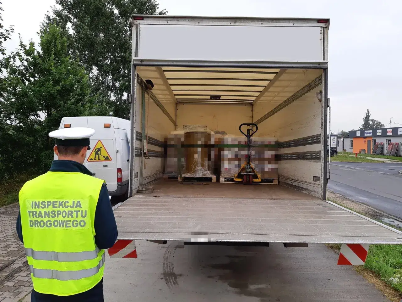 Inspektor ITD kontroluje ładunek w ciężarówce. Czy jest tolerancja przekroczenia DMC w Polsce?