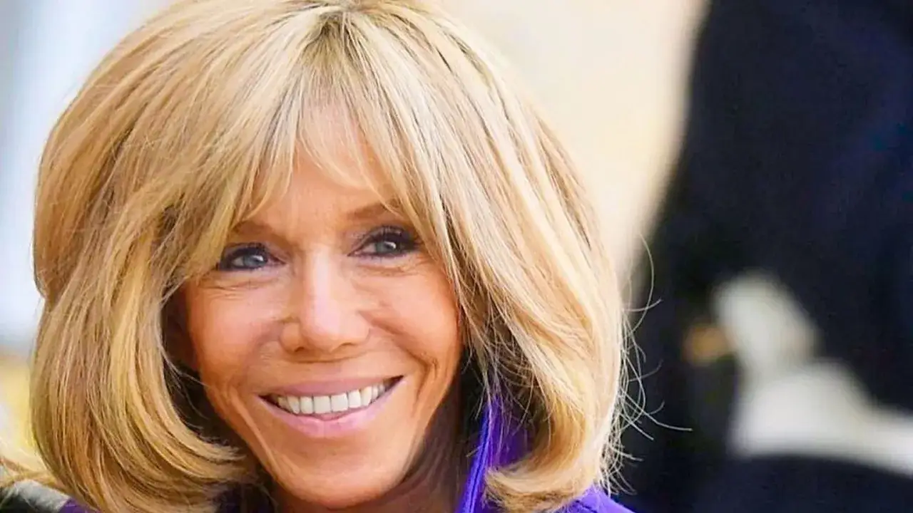 Brigitte Macron z uśmiechem, jej jasne, falujące włosy dodają jej uroku.