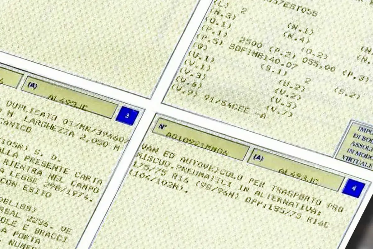 Dettagli tecnici e allestimento auto sul libretto: dimensioni, pneumatici e codici omologazione.