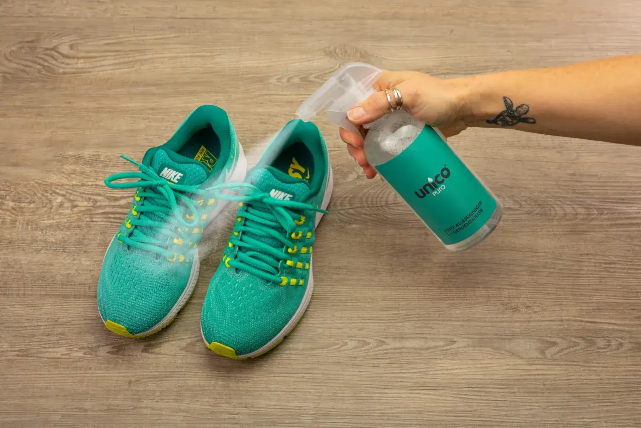 Gr&uuml;ne Nike-Sneaker werden mit einem Spray bespr&uuml;ht, um zu verhindern, dass die schuhe stinken. Was tun?