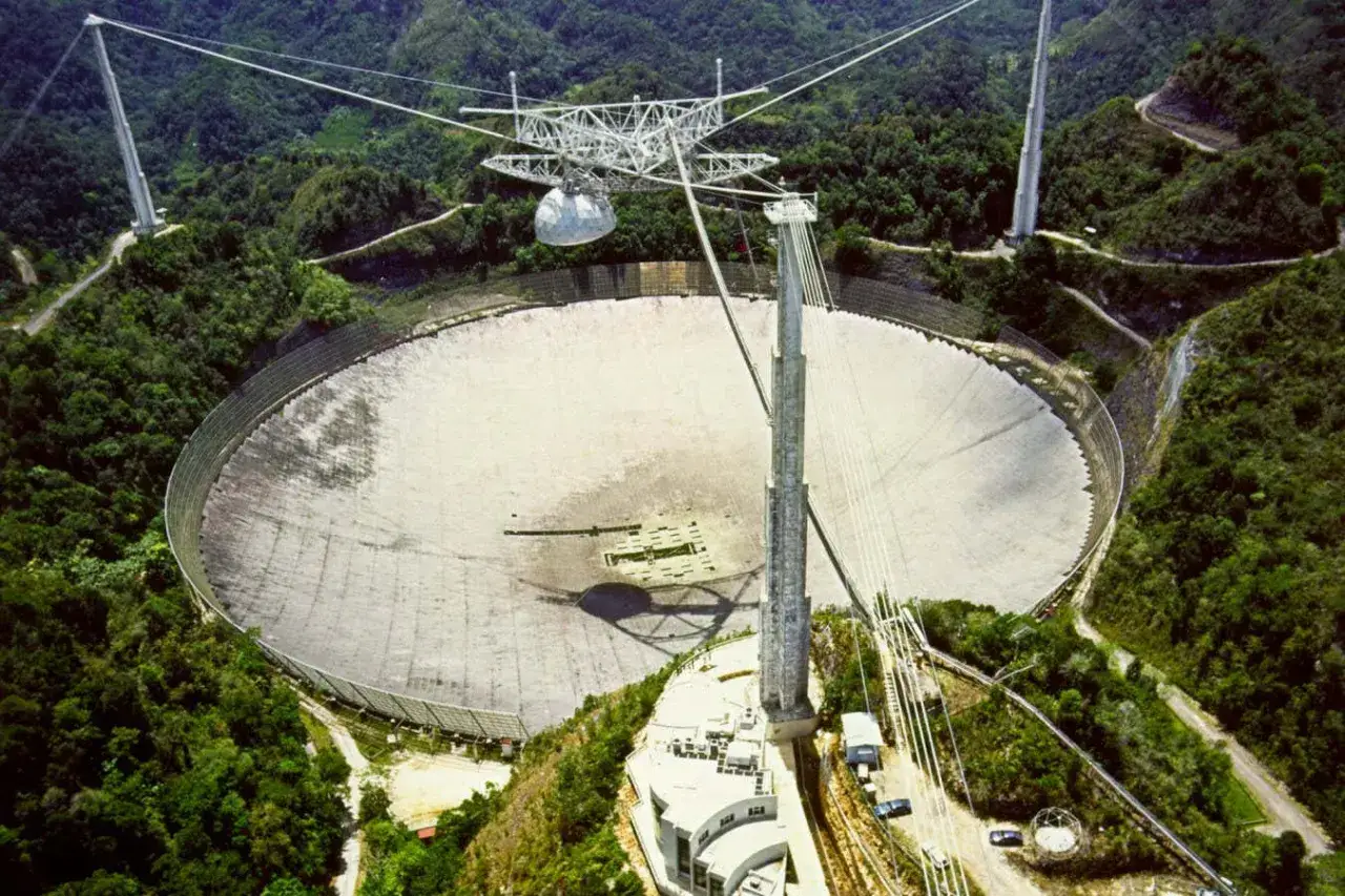 Ogromna antena radioteleskopu w otoczeniu bujnej zieleni. Czy to właśnie stąd nadejdzie sygnał wow?