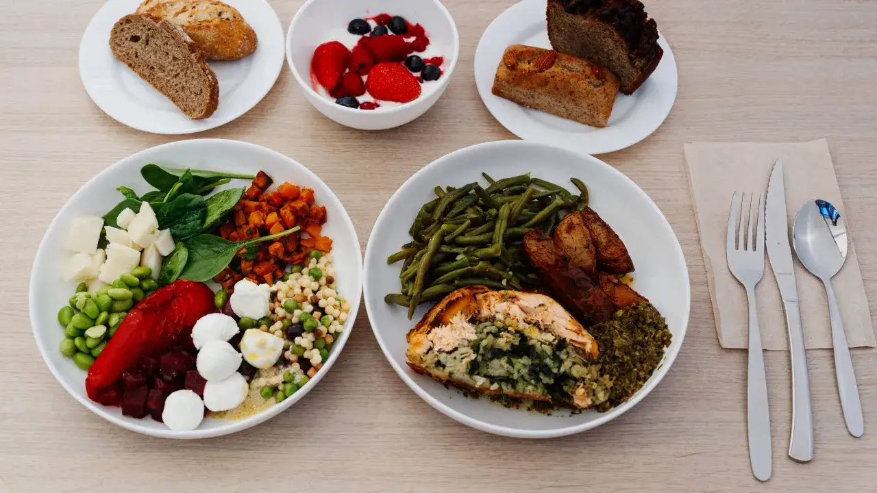 Gesunde Mahlzeiten f&uuml;r Intervallfasten und Muskelaufbau: Lachs im Teigmantel, gr&uuml;ne Bohnen, Kartoffeln, Salat mit K&auml;se und Beeren-Joghurt.