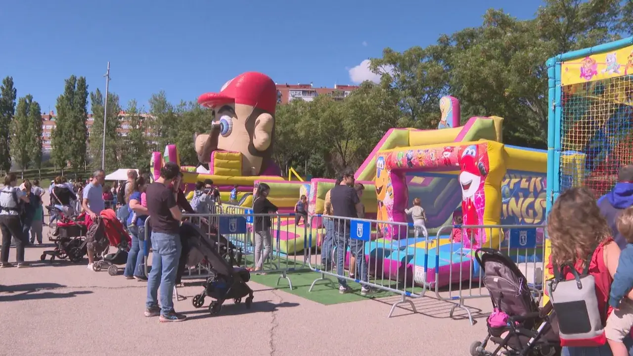 Niños disfrutan en hinchables de Mario Bros y Paw Patrol en el Madrid Río Parque.