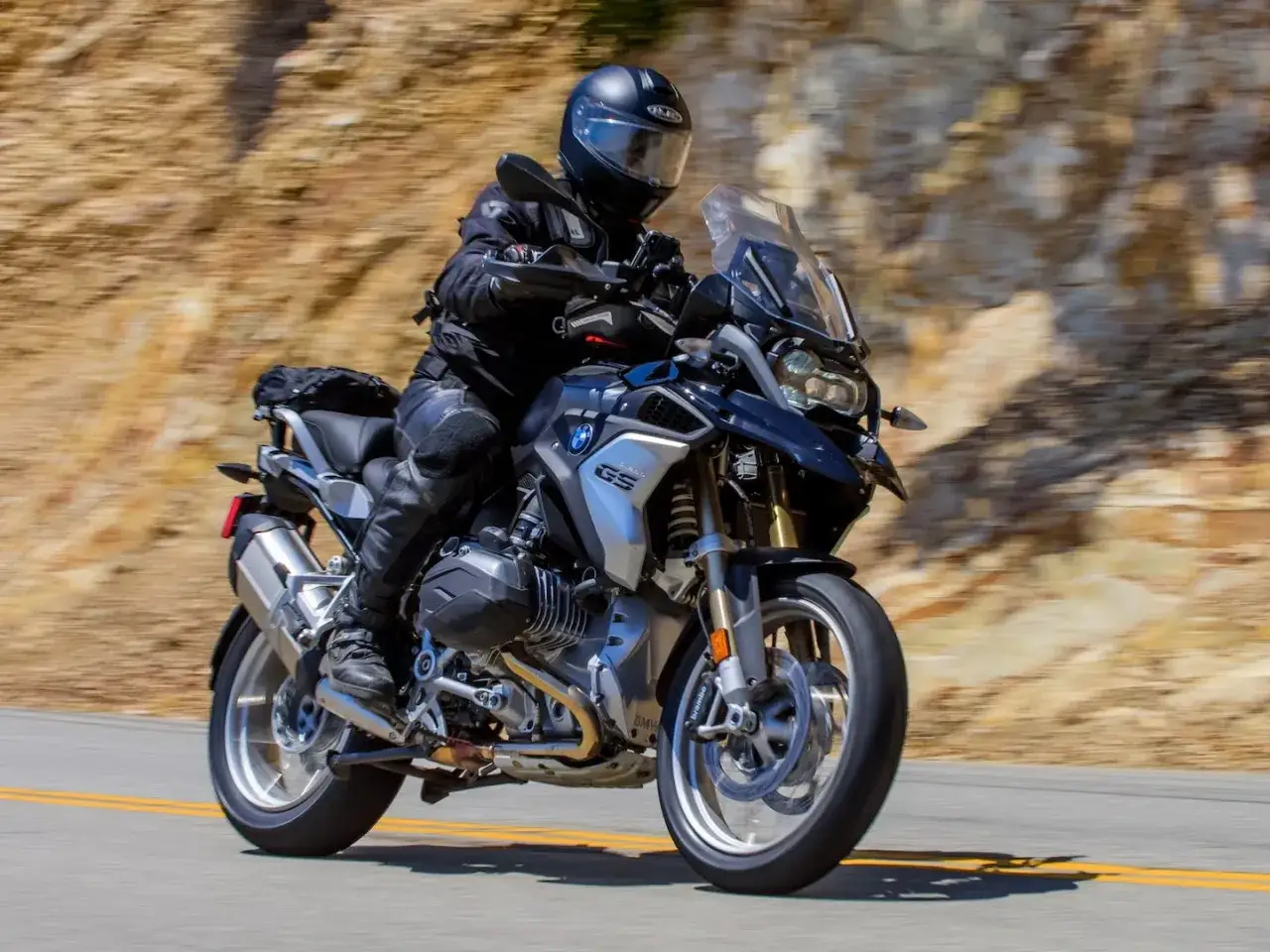 Motocyklista na BMW GS 1200 przemierza krętą drogę. Poznaj dane techniczne tego potwora.