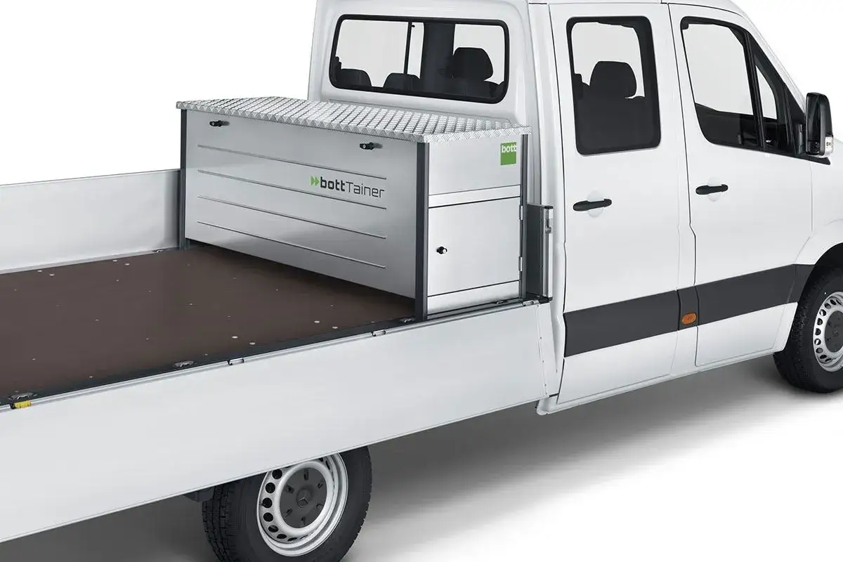 Ein Pritschenwagen mit einer praktischen Werkzeugkiste von bott. Perfekt f&uuml;r Handwerker, die alles sicher verstauen wollen.