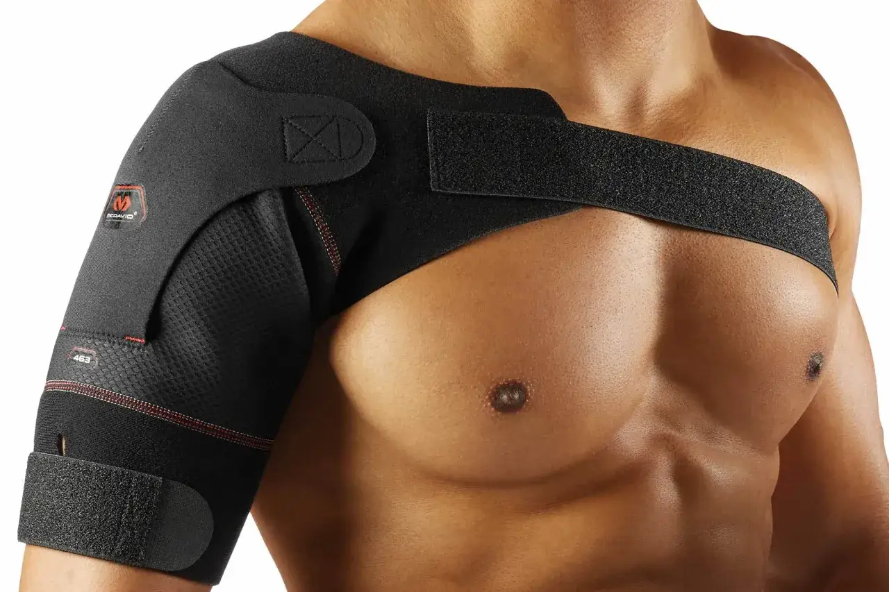 Orthèse d'épaule noire pour soulager la tendinite. Le strap tendinite épaule offre un soutien ajustable.