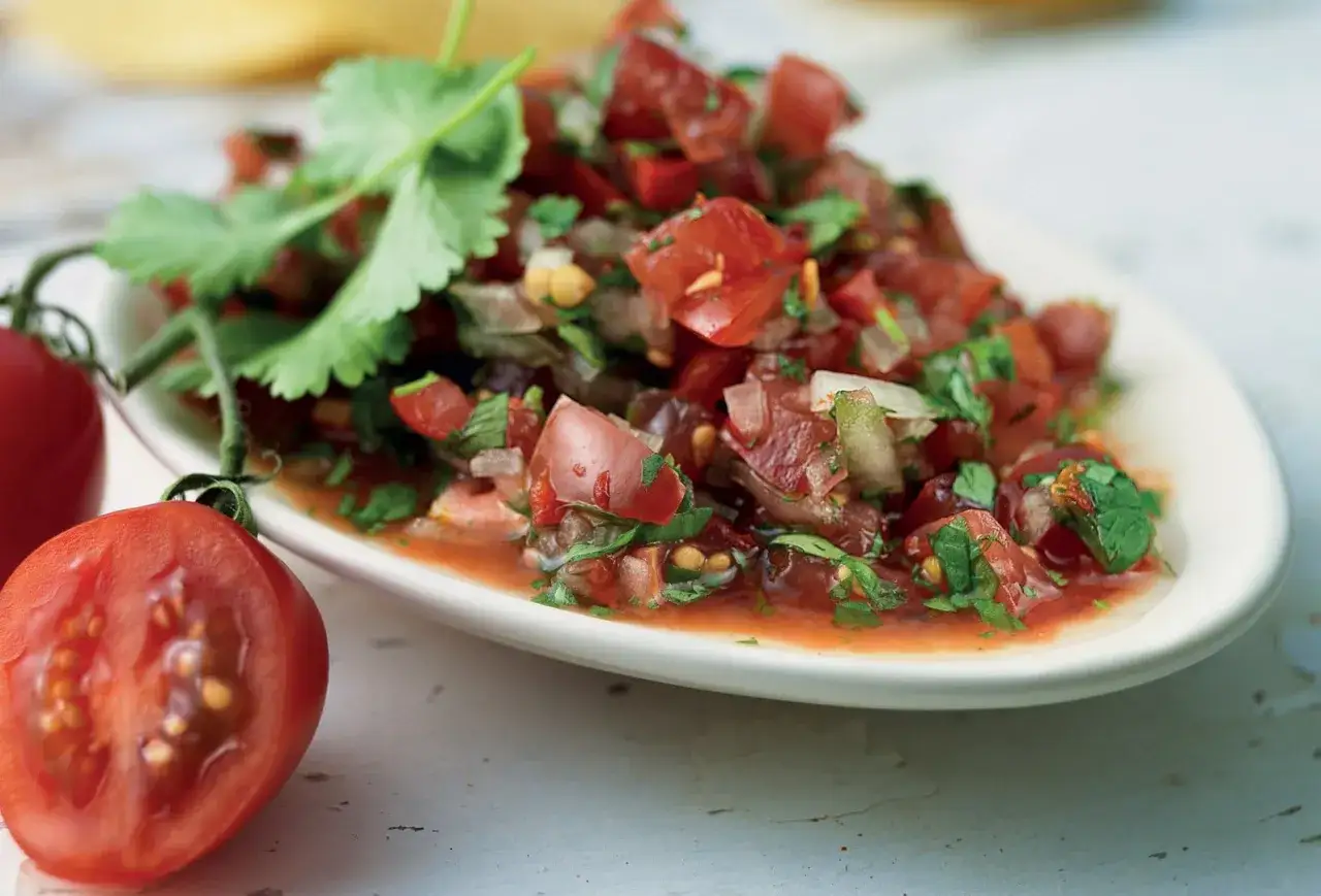 En sk&aring;l med f&auml;rsk pico de gallo, en klassisk mexikansk salsa, med tomater, l&ouml;k och koriander.