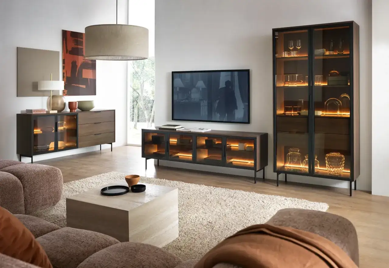 Modernes Wohnzimmer mit gem&uuml;tlicher Couch. Ein Sideboard und Vitrinenschrank in Holzoptik, die **grau und braun kombinieren**, setzen Akzente.