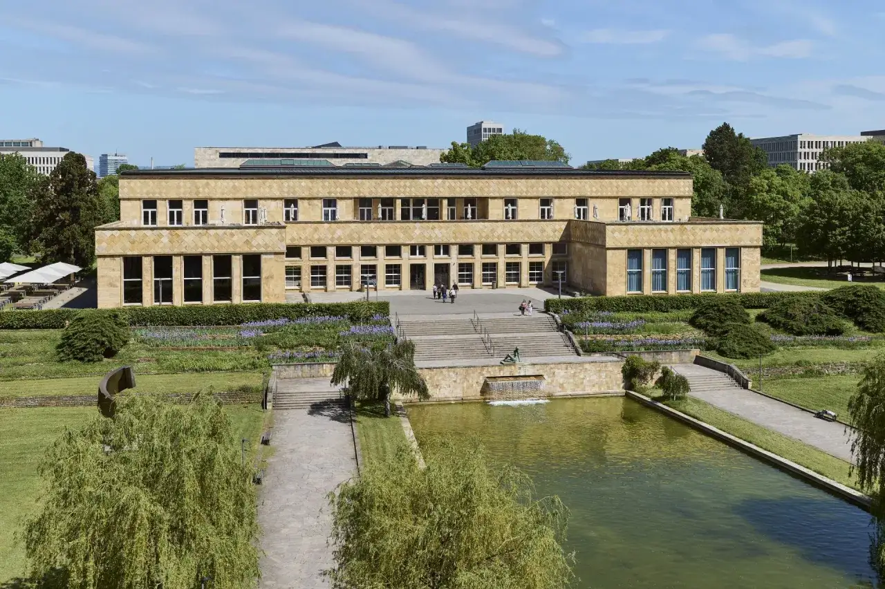 Das Geb&auml;ude der Universit&auml;ten in Frankfurt mit einem Teich und einer Treppe.