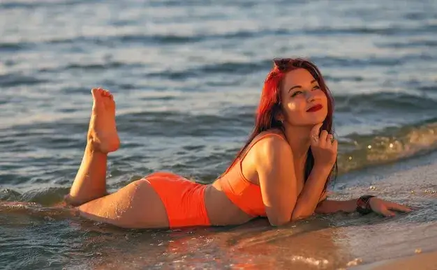 pozowanie na plaży w stroju kąpielowym