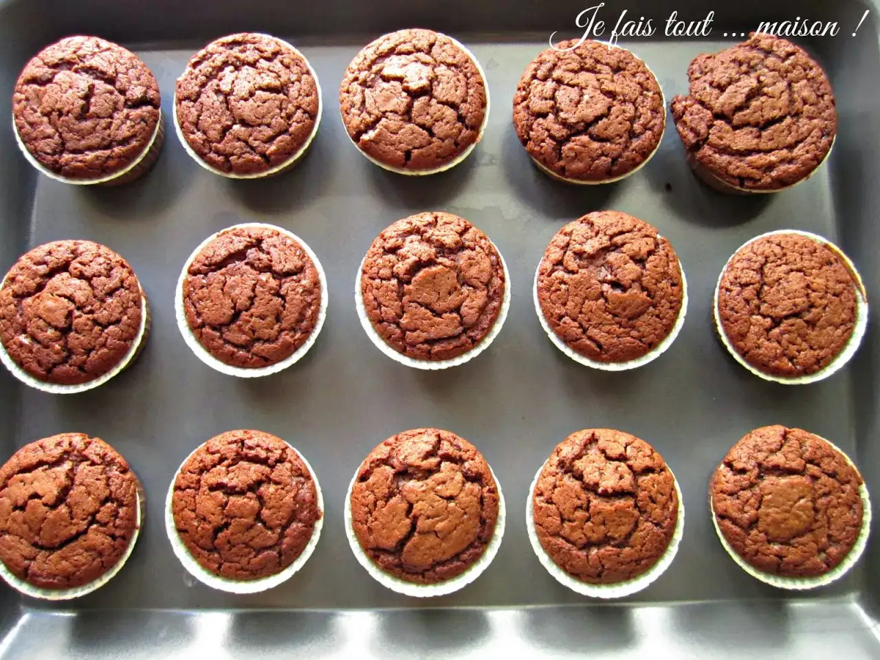 Plateau de muffins au chocolat faits maison, pr&ecirc;ts &agrave; &ecirc;tre d&eacute;gust&eacute;s. Une recette simple pour un plaisir gourmand.
