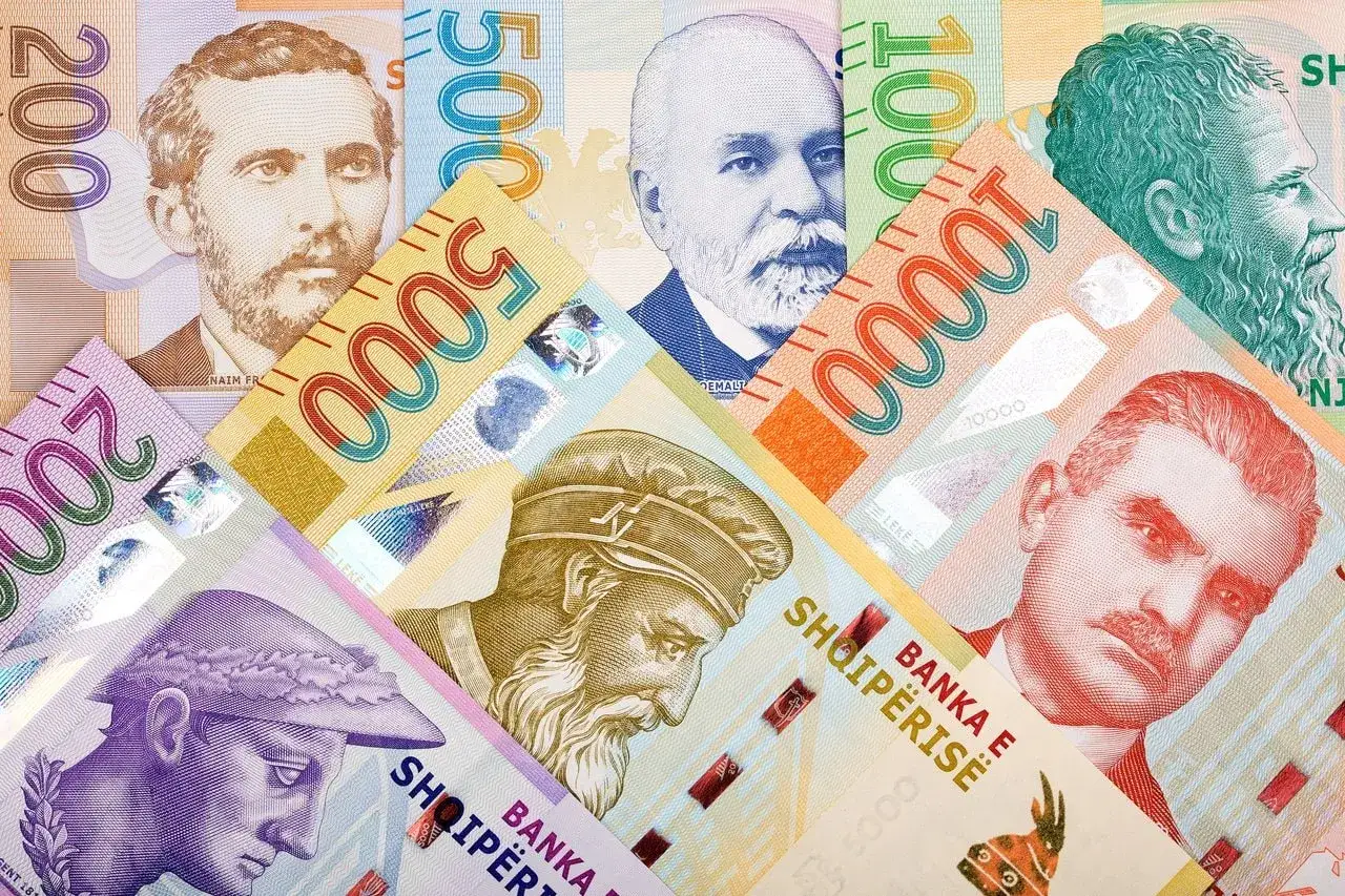 Kolorowe banknoty z portretami przedstawiają walutę Albanii &ndash; lek. Widać nominały 200, 500, 5000 i 10000.