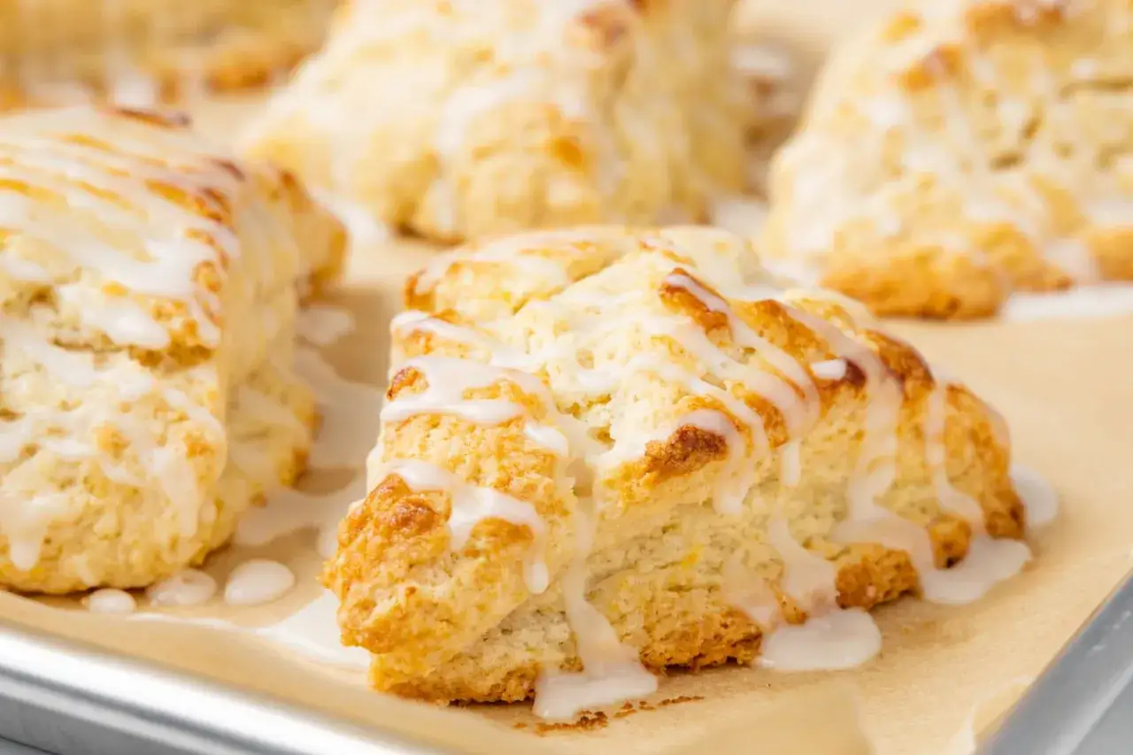 Frische Zitronen-Scones mit Zuckerguss, perfekt für Ihre nächsten Rezepte.