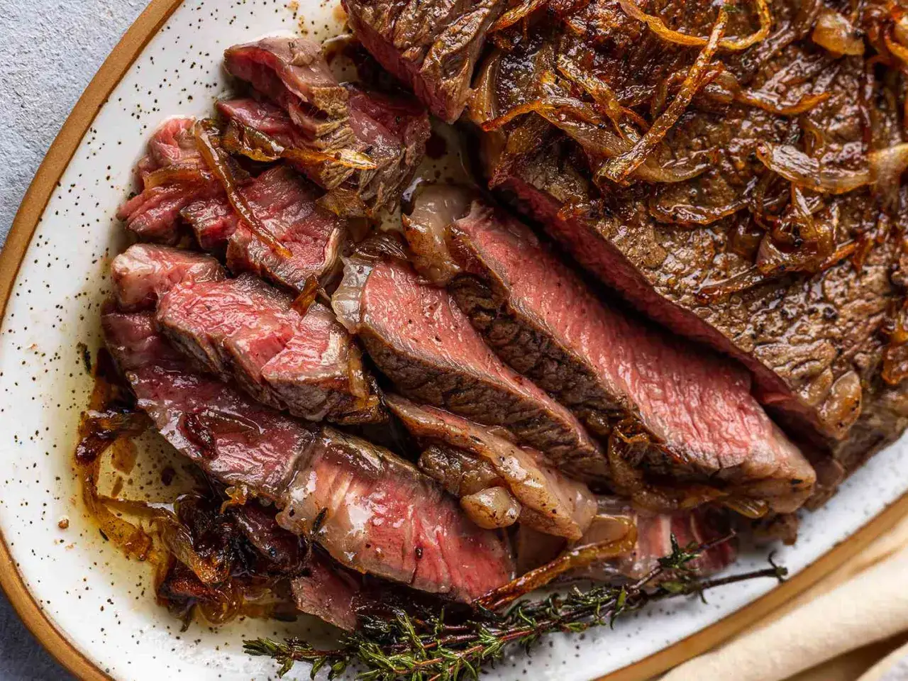 Saftig entrecote, perfekt stekt och toppad med karamelliserad lök. Ett fantastiskt entrecote recept för en lyxig middag.