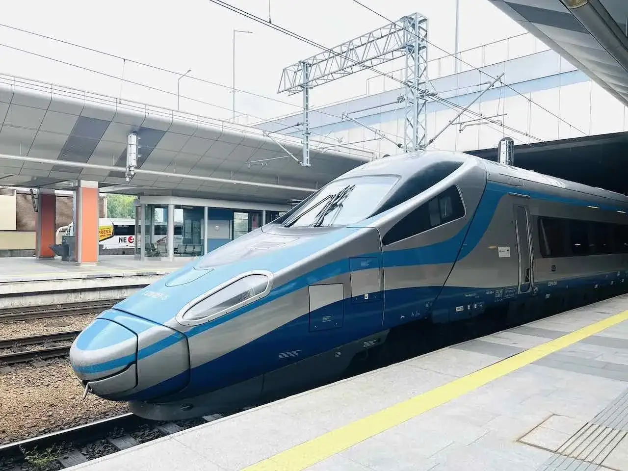 Moderner, blau-silberner Hochgeschwindigkeitszug steht bereit f&uuml;r die Fahrt. Ein Zug nach Polen, der Komfort und Geschwindigkeit verspricht.