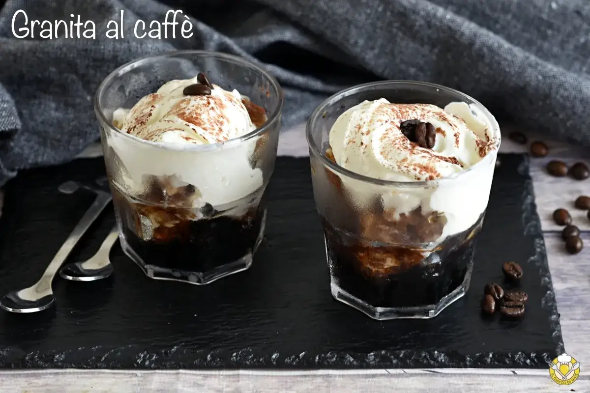 Due bicchieri di caff&egrave; freddo siciliano con panna montata e chicchi di caff&egrave;.