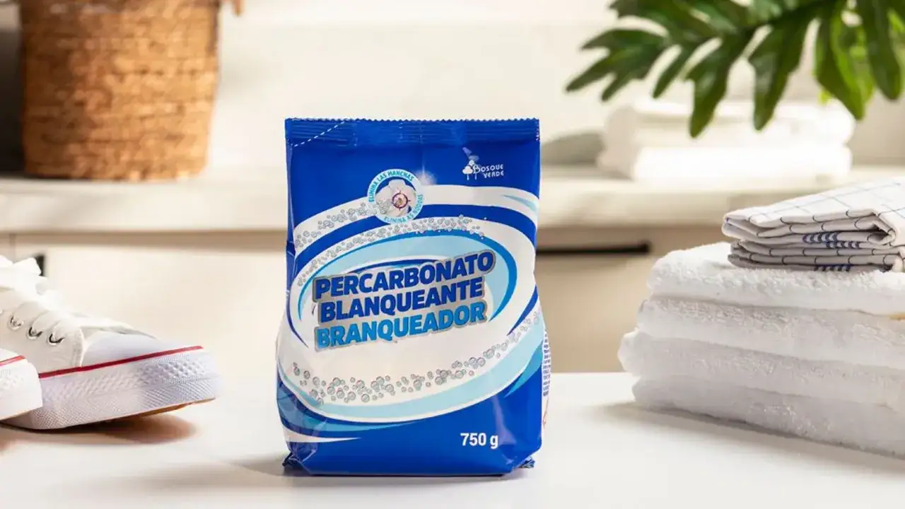 Bolsa de percarbonato blanqueador, ideal para ropa color. Junto a zapatillas blancas y toallas limpias, listo para dejar tu colada impecable.