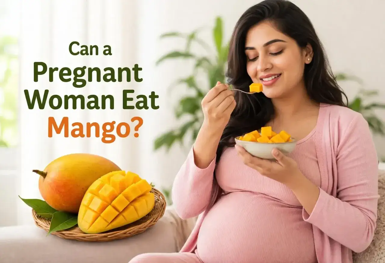 Ciężarna kobieta z uśmiechem je mango z miseczki. Obok leżą świeże owoce.
