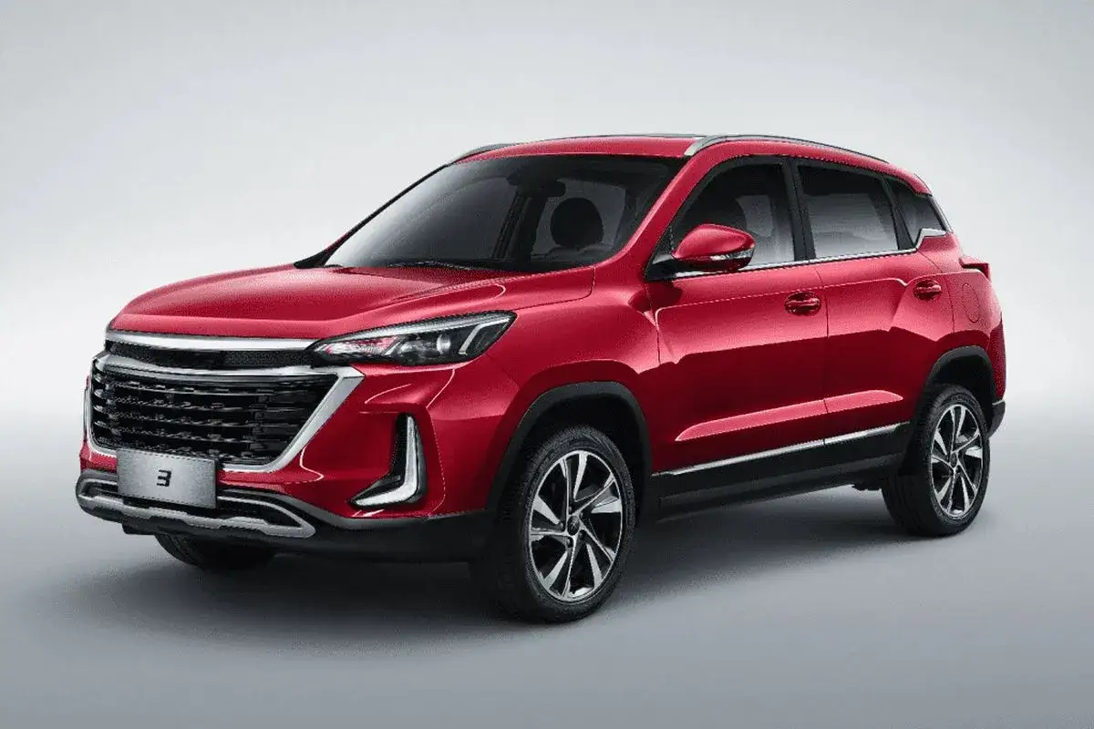 Czerwony SUV do 80 tys. z nowoczesnym grillem i felgami. Idealny na rodzinne wycieczki.