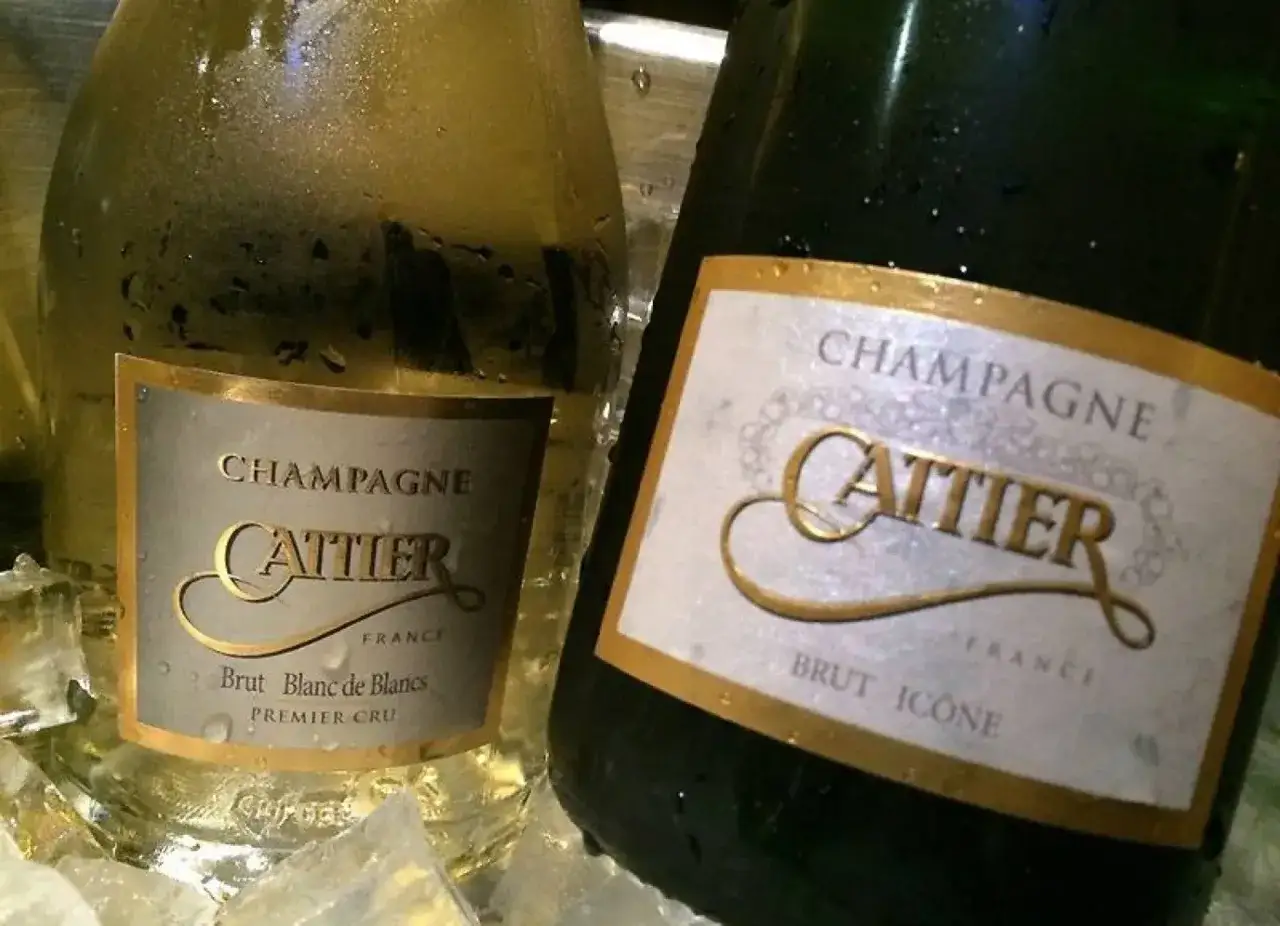 Deux bouteilles de champagne Cattier, Brut Blanc de Blancs et Brut Ic&ocirc;ne, refroidissent dans la glace. Un avis sur ce champagne est tr&egrave;s positif.