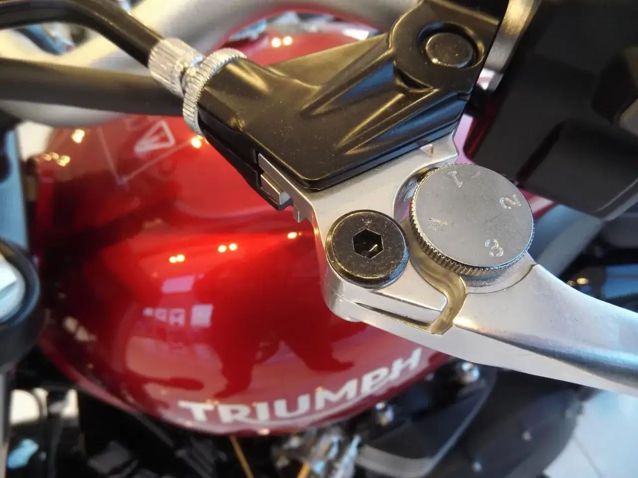 Manopola della frizione moto Triumph, con regolazione a rotella numerata.