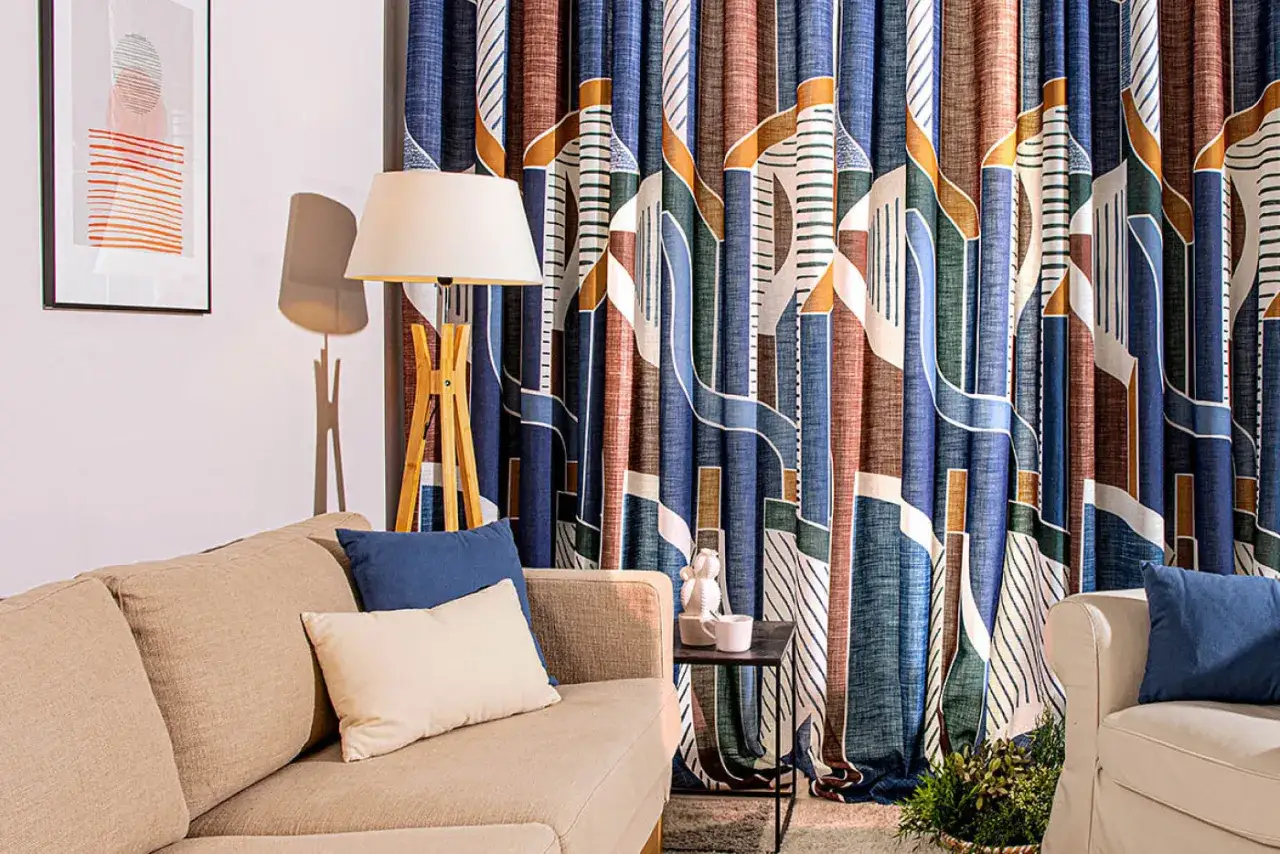 Cortinas con un dise&ntilde;o abstracto y moderno, suzani que es un estilo que evoca la arquitectura urbana.